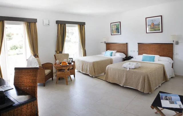 جناح كومفورت بسريرين مزدوجين بإطلالة على البحر بشرفة بغرفة نوم واحدة، Hotel Apartamentos Cala Santanyi 5/9