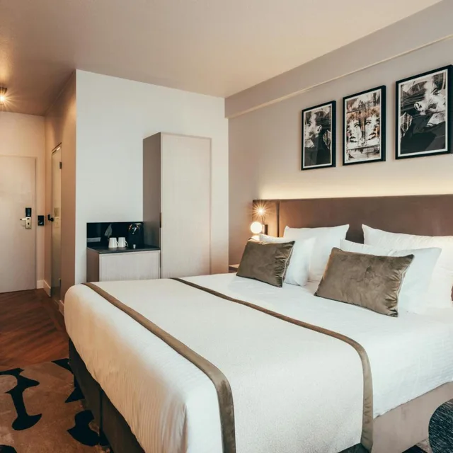 Superior, Double or Twin Bed, Leonardo Hotel Koln 2/10