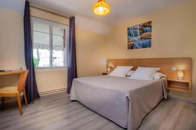 غرفة قياسية بسرير مزدوج، HOTEL LE COQ HARDI 1/2