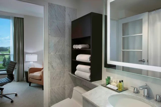 1 Bedroom, Deluxe, Suite, King Bed, Kitchen, Hilton Toronto Markham Suites Conference Centre Spa 2/2