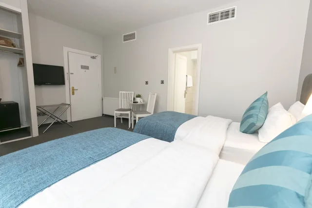 غرفة ديلوكس بسريرين كينج بغرفة نوم واحدة بحمام خاص، THE CONROY BOUTIQUE HOTEL 6/6