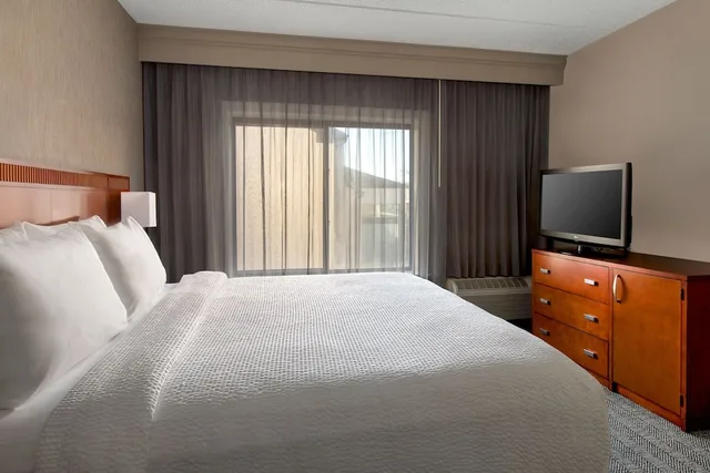 جناح بسرير كينج بغرفة نوم واحدة مع أريكة، Courtyard Tarrytown Westchester County 1/5