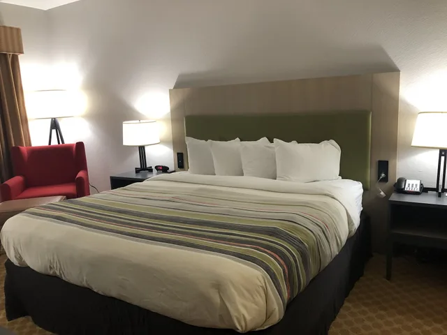 غرفة بسرير كينج، Country Inn & Suites by Radisson, Topeka West, KS 3/10
