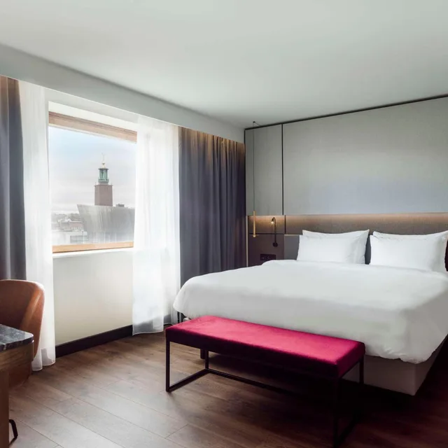 غرفة بريميوم بسرير كينج بإطلالة على البحيرة، Radisson Blu Royal Viking Hotel 1/4