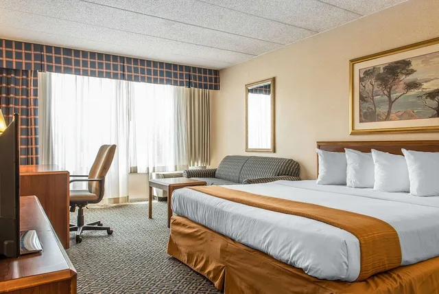 غرفة بسرير كينج لذوي الإعاقة، Quality Inn and Conference Center Springfield OH 2/3