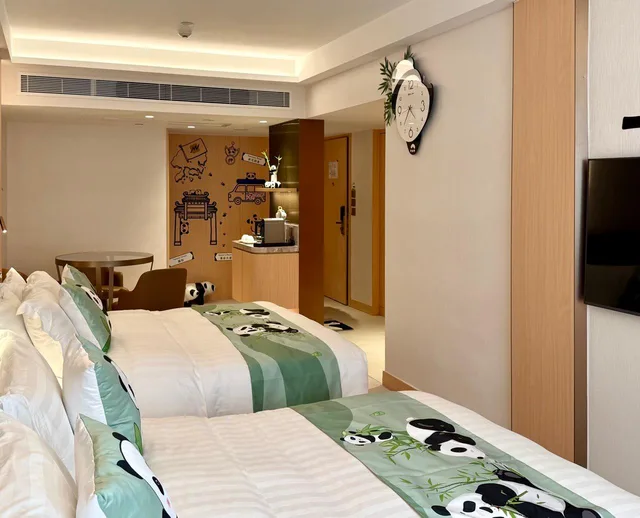 Panda, Deluxe, 2 Queen Beds، The Kimberley Hotel Hong Kong 2/2