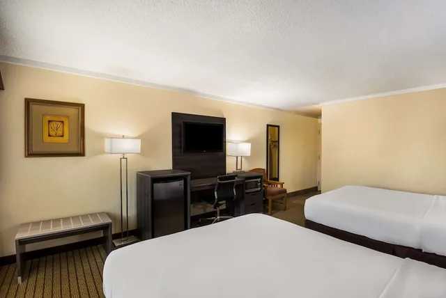 غرفة قياسية بسريرين كوين، Best Western Prairie Inn & Conference Center 1/3