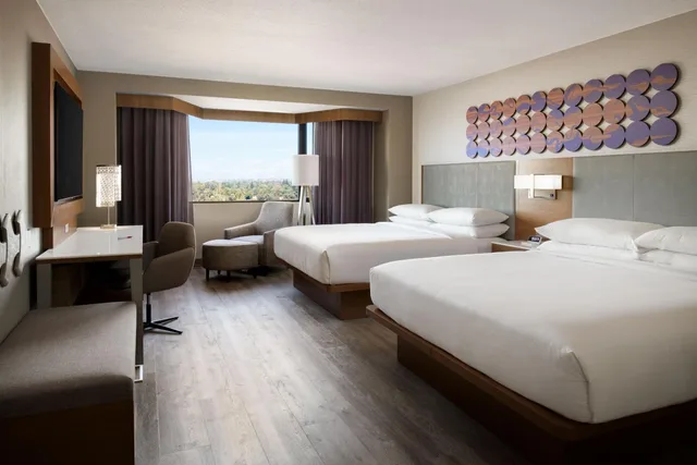 غرفة بسريرين كينج وسرير كوين مع دخول الصالة في طابق مرتفع، SACRAMENTO MARRIOTT RANCHO CORDOVA 1/6