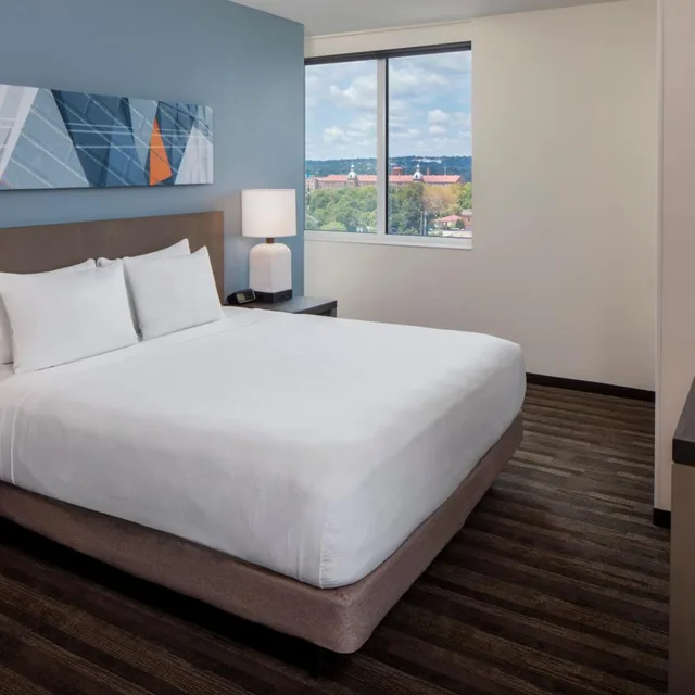 جناح بسرير كينج وسريرين كوين بغرفتي نوم مع أريكة بمطبخ، Hyatt House Augusta Downtown 1/2