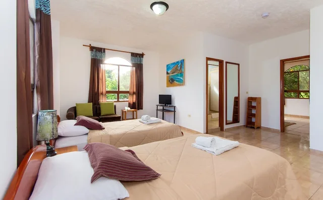جناح عائلي بسريرين منفصلين وسرير كينج بإطلالة على الحديقة بشرفة بغرفتي نوم، Twin Lodge Galapagos Hotel 5/9