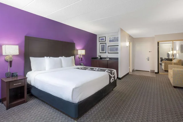 غرفة ديلوكس تنفيذية بسرير كينج، La Quinta Inn & Suites by Wyndham Clifton/Rutherford 1/2