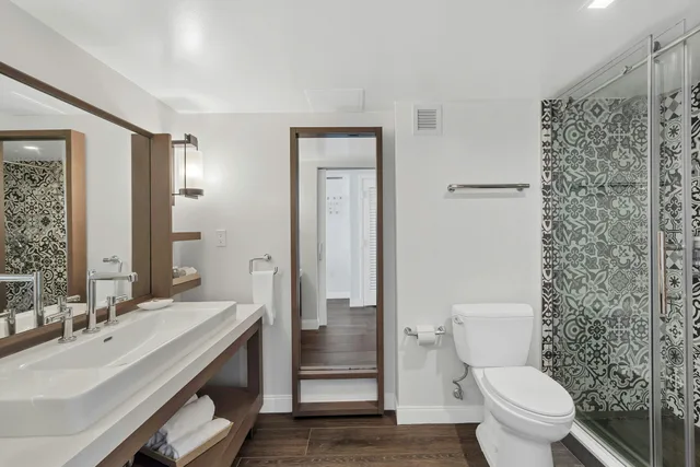 Room, King Bed, Partial Water View، Baker's Cay Resort Key Largo, Curio Collection by Hilton 4/5