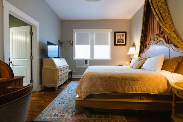 Victorian, Style, Premium, King Bed، Oak Tree Hotel 5/9