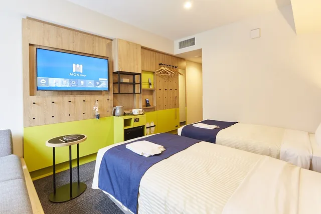 غرفة ركنية بسريرين منفصلين مع أريكة، hotel MONday Akihabara Asakusabashi 3/6