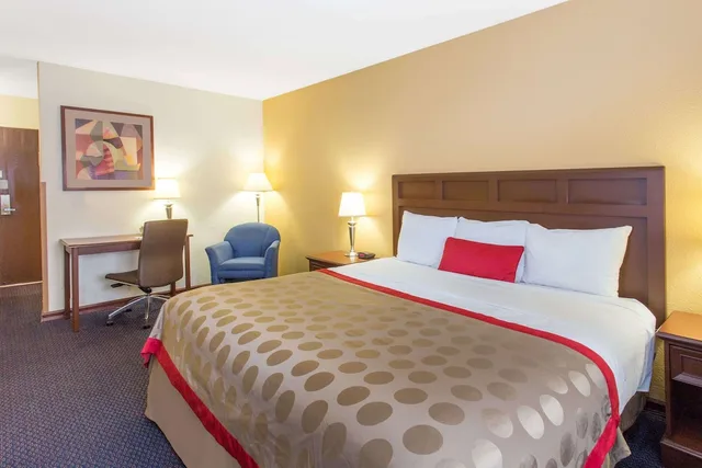 غرفة بزنس بسرير كينج، Baymont By Wyndham Waukesha 3/7