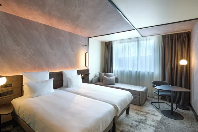غرفة سوبيريور بسريرين منفصلين مع أريكة، Novotel Bern Expo 3/10