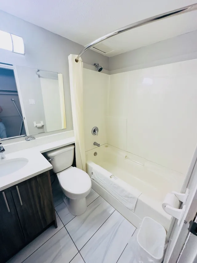 جناح بسريرين كوين بمطبخ صغير، Baymont by Wyndham Edson 4/4