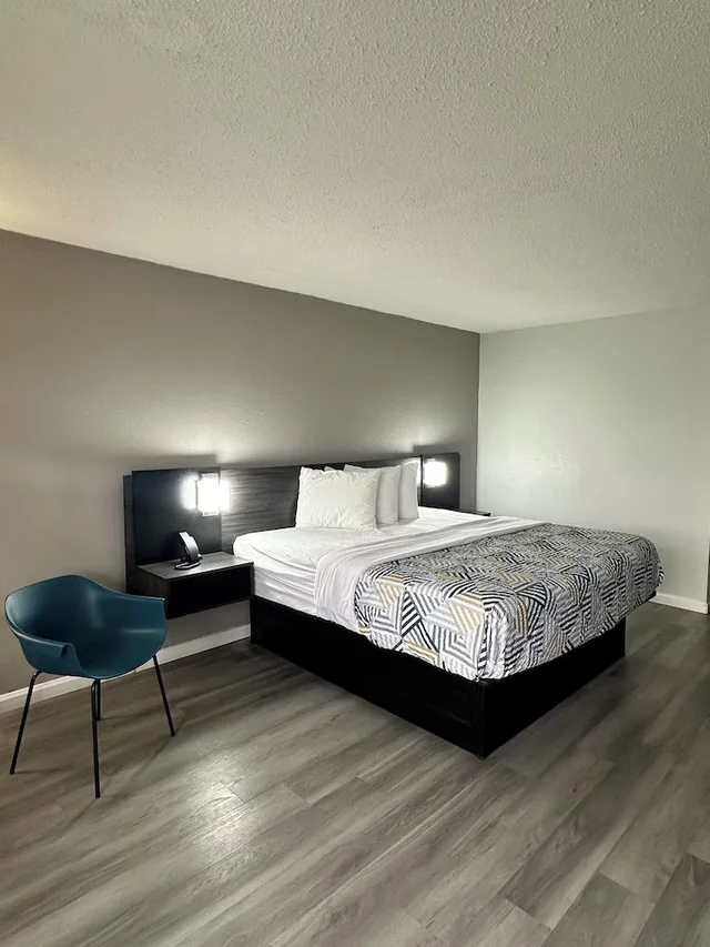 غرفة ديلوكس بسرير كينج للمدخنين، Motel6 Lugoff, SC 1/4