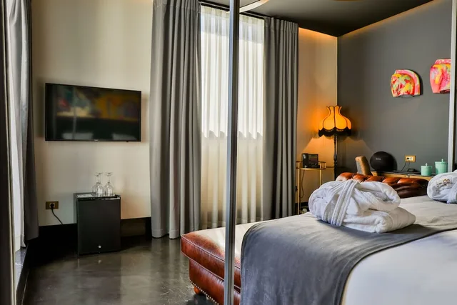 Petite, Penthouse, King Bed، Hotel Lobby Room 1/7