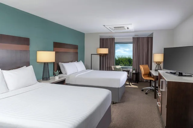 غرفة بسريرين كوين بإطلالة على البحر، The Pierpont Inn 1/1
