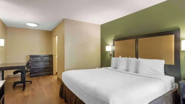 غرفة بسرير كينج بمطبخ، Studio6 Extended Stay Fishkill Westage Center NY 7/10