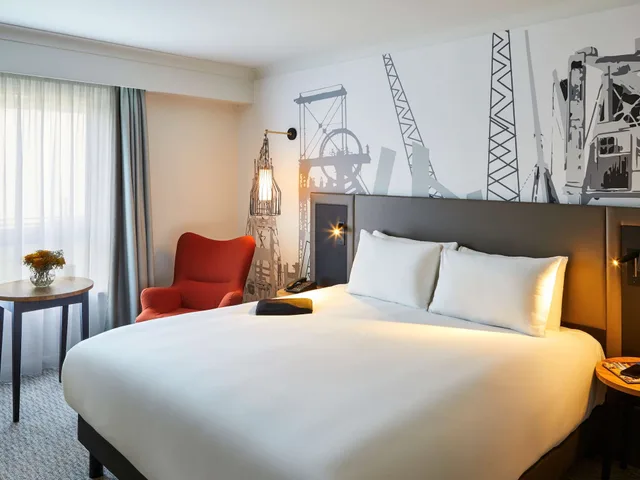 غرفة بريفيليج بسرير كينج، Mercure Cardiff North Hotel 3/6