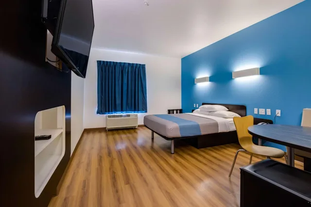 1 Queen Bed - Mobil Acces Tub Nsmk Minifridg، Motel6 Poplar Bluff, MO 5/10