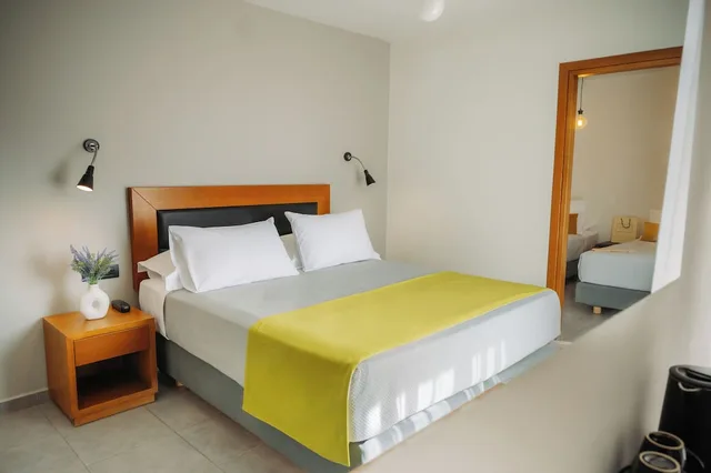 غرفة عائلية بسرير مزدوج وسريرين منفصلين، Amphitryon City Hotel 1/2