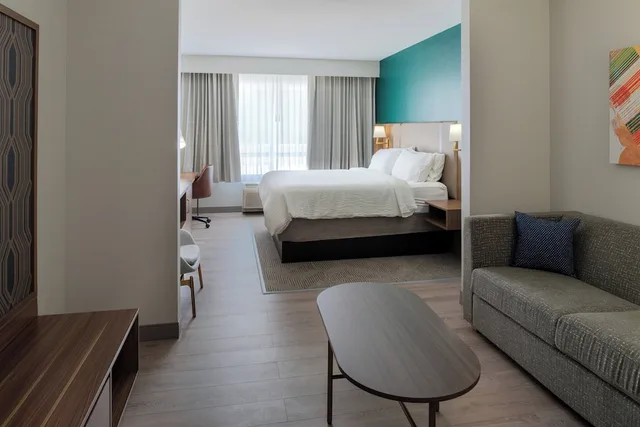 غرفة قياسية بسرير كينج مع أريكة، Holiday Inn Rock Hill 5/7