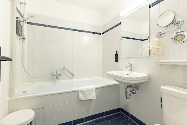 1 Bedroom, Suite, Queen Bed, Sofa, Garner Hotel Berlin Messe by IHG 6/6