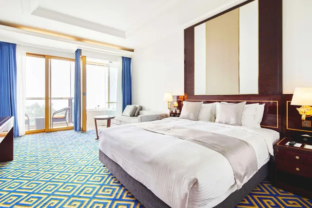غرفة بسرير كينج بإطلالة على البحر مع أريكة بجاكوزي، Goldone Hotel And Suites 2/10