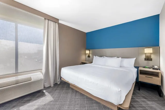 غرفة مفردة بسرير كينج مع أريكة، Comfort Inn Bourbonnais Near I-57 2/4