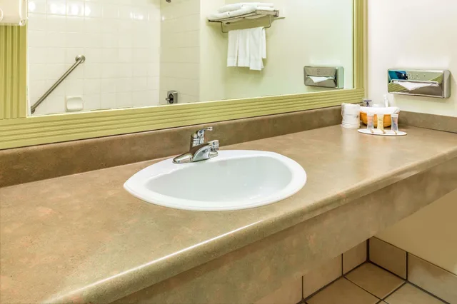 Room, Queen Bed, Pet Friendly, Howard Johnson By Wyndham Fort St John 8/9