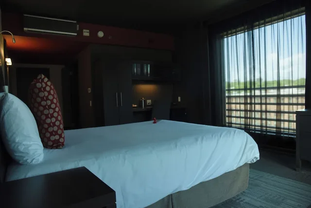 غرفة غراند كومفورت تنفيذية بسرير كوين، Grand Times Hotel Sherbrooke 2/8