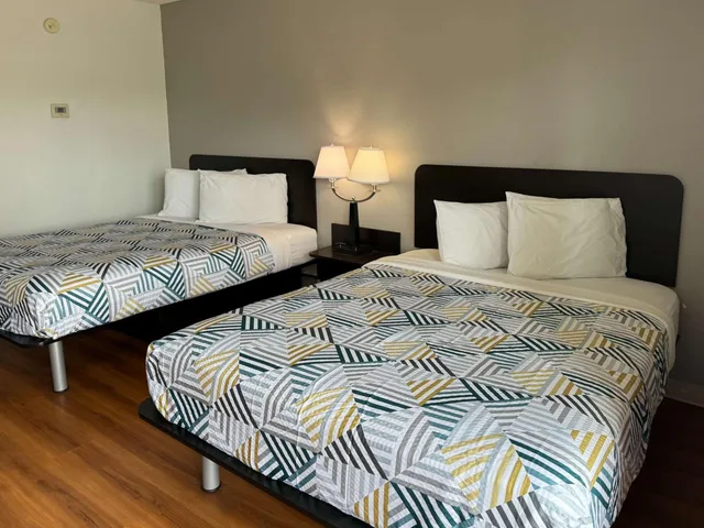 2 Queen Beds - Non-Smoking, Micfridge، Motel6 Butte, MT - Historic City Center 9/10