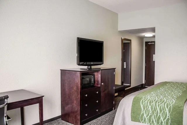غرفة بسرير كينج، Comfort Inn Saint Clairsville, OH 4/4