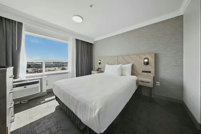 جناح بسرير كوين مع أريكة بمطبخ صغير، Sandman Hotel Red Deer 3/4