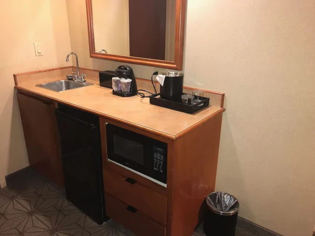 جناح بريميير بسرير كينج، Embassy Suites by Hilton Portland Airport 7/7