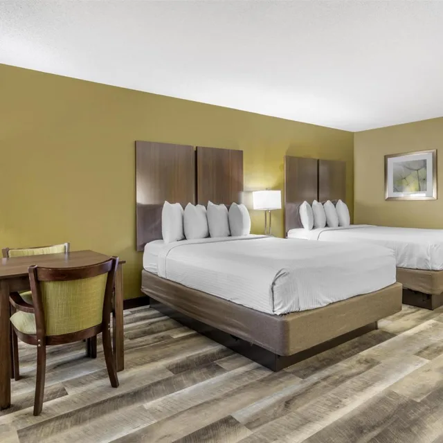 غرفة بسرير كوين بحوض استحمام لذوي الإعاقة، Best Western Plaza Inn 5/8