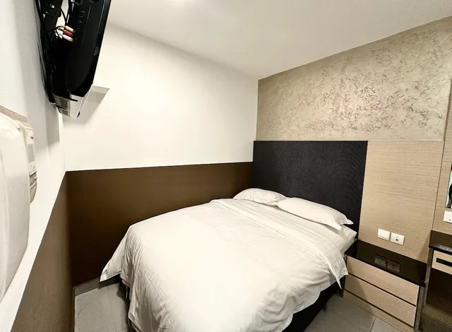 Classic, Queen Bed, No Window, The Snooze Hotel Bugis 4/7
