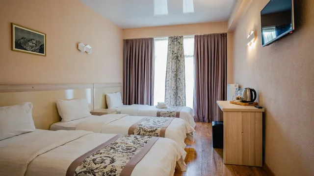 غرفة قياسية ثلاثية بثلاثة أسرّة، Gudauri Inn 1/3