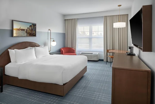 Room, King Bed, Partial Lake View, Accessible، Hotel Canandaigua, Tapestry Collection by Hilton 1/9