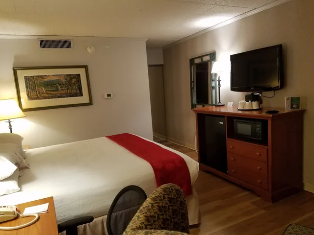 غرفة بسرير كينج، Ramada by Wyndham State College Hotel & Conference Center 1/10