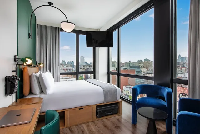 غرفة بسرير كينج بإطلالة على المعالم، Moxy NYC Lower East Side 2/3
