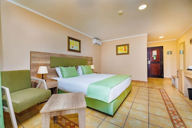 Deluxe, Triple, Ocean Bay Hotel and Resort 2/6