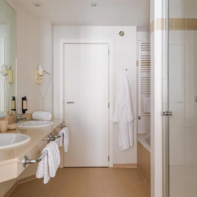 غرفة ثلاثية بسرير فردي، Hotel Aazaert 7/8