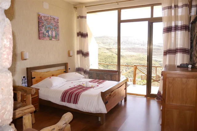 غرفة ديلوكس رباعية بسرير كوين وسريرين منفصلين بإطلالة على الجبل بشرفة بغرفتي نوم، Sora Lodge Lalibela 1/7
