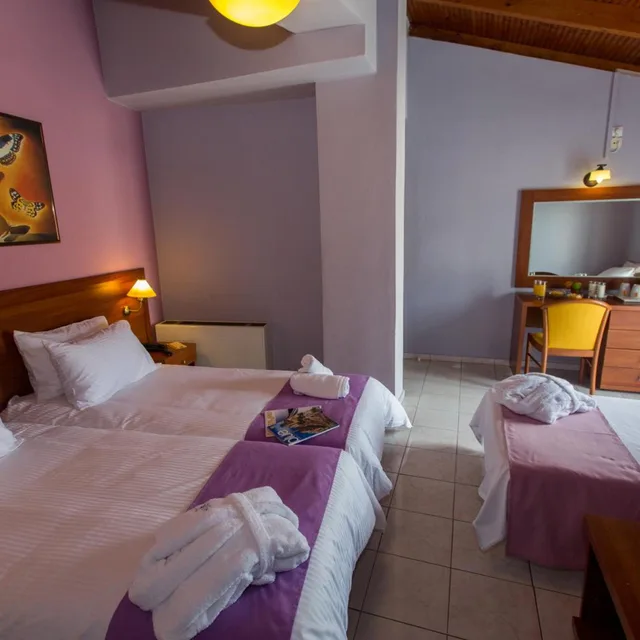 غرفة ثلاثية، Mirabel City Center Hotel 2/10