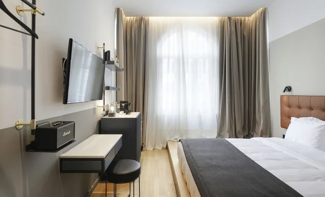 Superior, King Bed, The Modernist 6/8