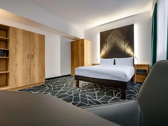 غرفة عصرية عائلية بسرير مزدوج وسريرين منفصلين مع أريكة، Ibis Styles Aschaffenburg 3/9